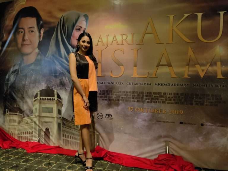 Mawar Salem Menangis di Gala Premiere Film Ajari Aku Islam