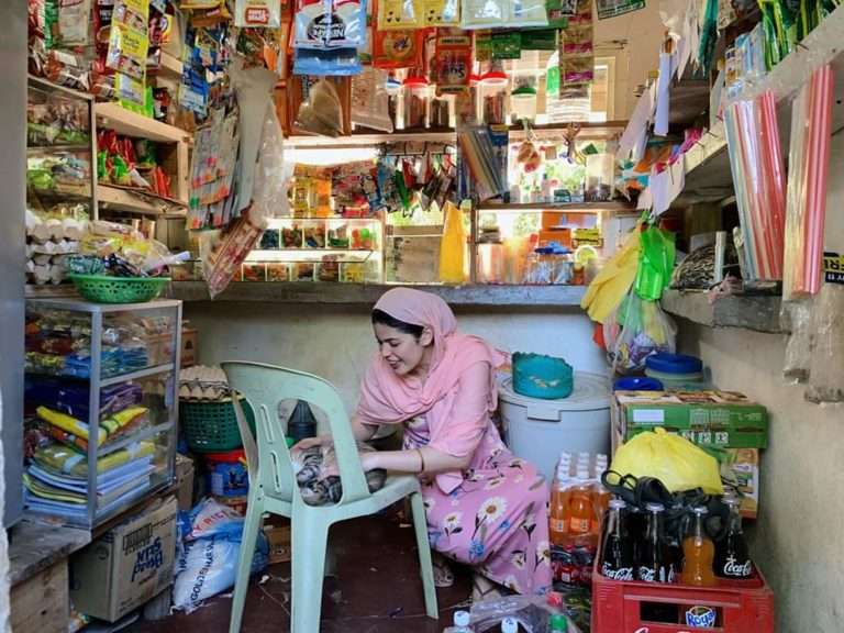 7 Potret Ratu Kecantikan Dunia Ini Adalah Seorang Penjaga Warung