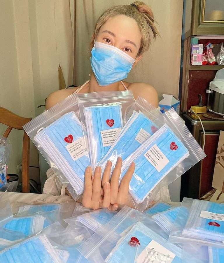 Nampetch Teeyapar Miss Earth Thailand 2019 Lakukan Aksi Peduli Lawan Covid19 Dengan Membagikan Masker
