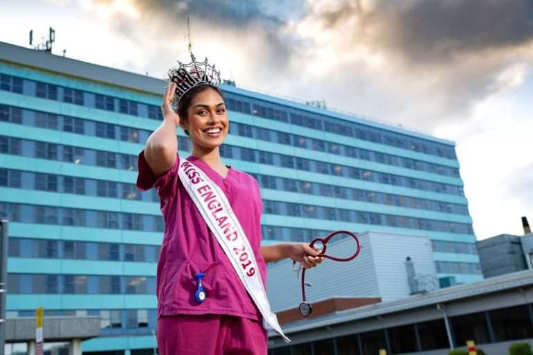 Bhasha Mukherjee Miss World England 2019 Kembali Bekerja Sebagai Dokter Setelah Tahu Negaranya Inggris Sangat Membutuhkannya Akibat Pademi Virus Corona