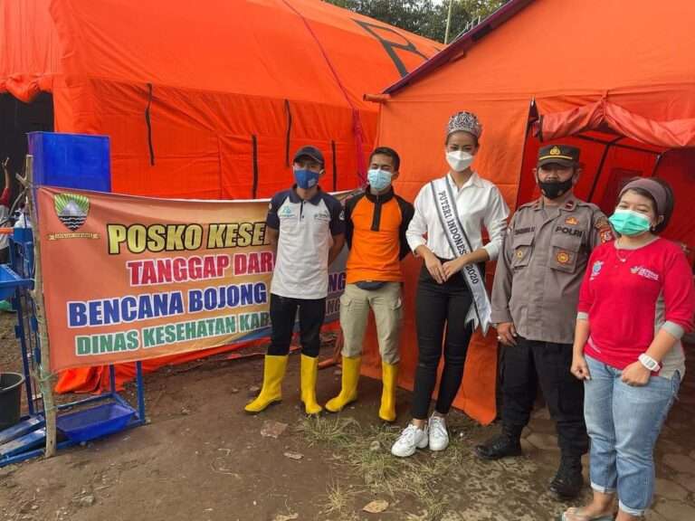 Ayu Maulida Puteri Indonesia 2020 dan PT. Mustika Ratu Berikan Bantuan Korban Longsor Di Sumedang Jawa Barat