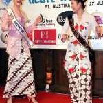 20-Tahun-Miss-Universe-Memakai-Kebaya
