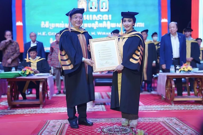 Selamat! Ibu Putri K Wardani Raih Gelar Doktor Honoris Causa di Kamboja