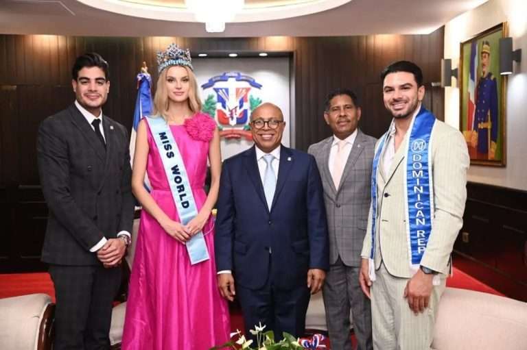 Disambut Sesama Pelaku Pageant di Gedung DPR